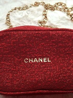Chanel GWP✨❤️💛⭐️Red and Gold Shimmering Cosmetic Pouch with Gold Chain